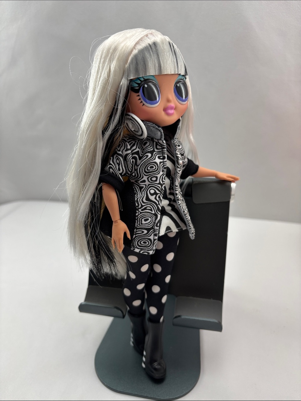 L.O.L. Surprise! Groovy OMG Doll with Black & White Fashion Outfit#30